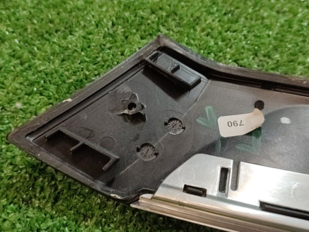 Mercedes-Benz / E-Class / Декоративная вставка