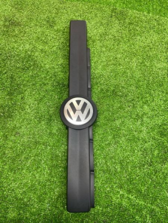 Volkswagen / Touareg / Декоративная крышка двигателя