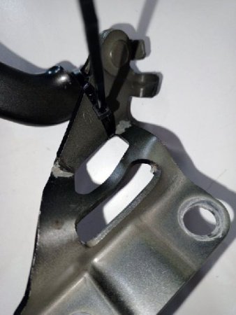 Mazda / 3 / Петля капота