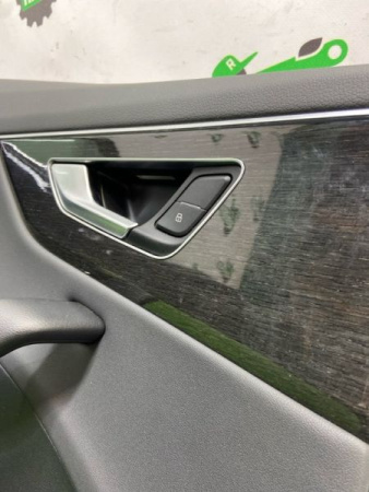 Audi / Q8 / Обшивка двери