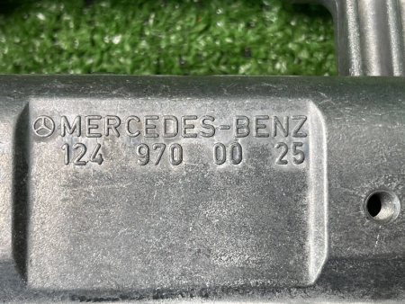 Mercedes-Benz / 300E / Замок подголовника