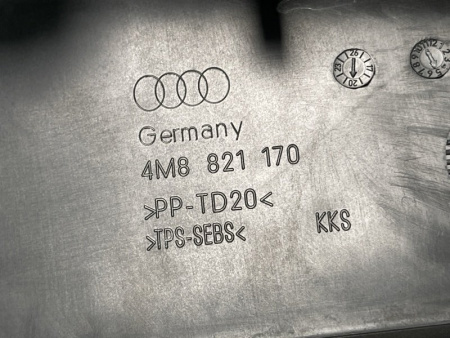 Audi / SQ8 / Пыльник крыла