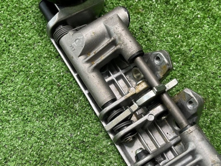 Mercedes-Benz / 300E / Замок подголовника