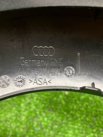 Audi / Q7 / Накладка петли багажника