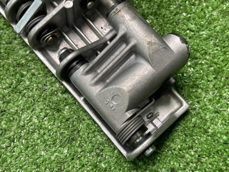 Mercedes-Benz / 300E / Замок подголовника