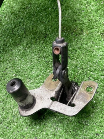 Mercedes-Benz / 300E / Замок капота