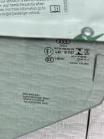 Audi / A6 / Стекло двери