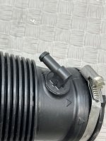 Audi / A4 / Патрубок воздушного фильтра