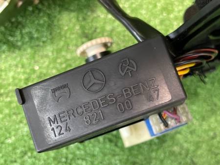 Mercedes-Benz / E-Class / Моторчик люка