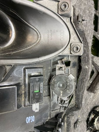 Audi / Q8 / Накладка на торпедо