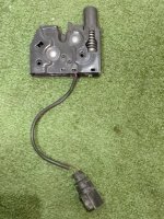 Audi / A6 / Замок капота