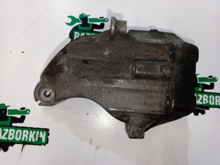 Mercedes-Benz / E-Class / Кронштейн двигателя