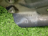 Volkswagen / Touareg / Кронштейн крыла