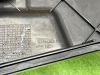 Audi / Q7 / Крышка короба аккумулятора