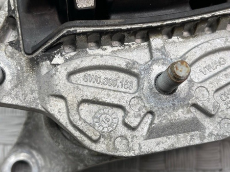Audi / A4 / Кронштейн АКПП